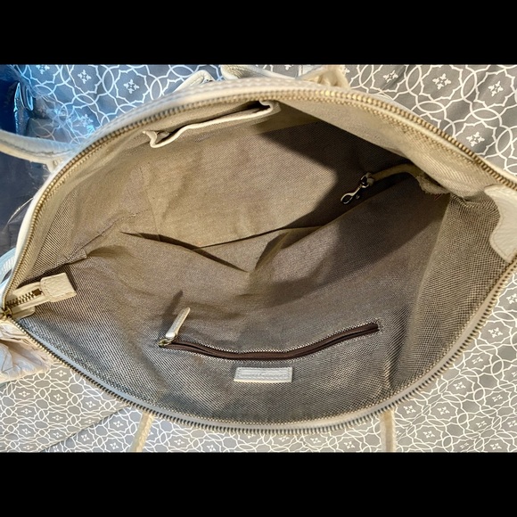 Dooney & Bourke white large shoulder bag. - Picture 6 of 11